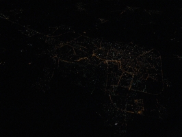 Une ville vue d'avion, la nuit