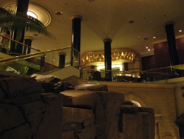 Les colonnes du Grand Hyatt (avec piano d'ambiance)