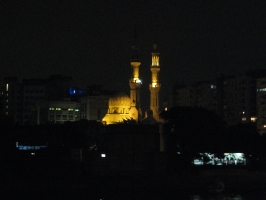 Une mosquée au bord du Nil, de nuit