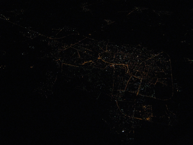  Ville vue d'avion, la nuit 