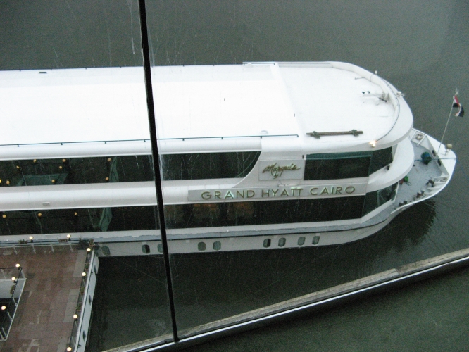  Bateau du Grand Hyatt, avant 