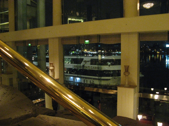 Le bateau, vu du Grand Hyatt 