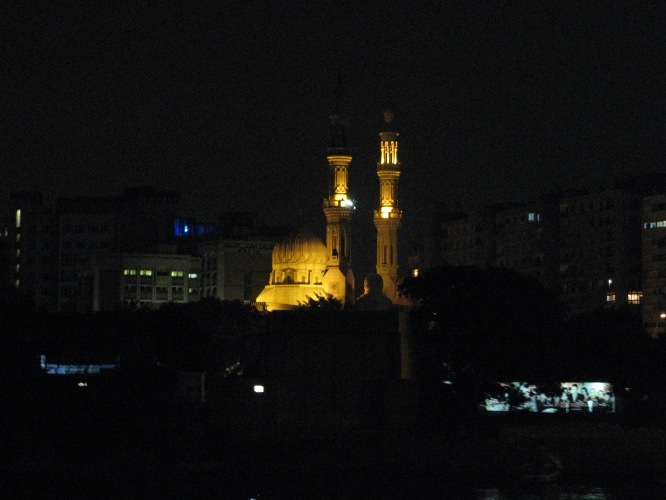  Une mosquée au bord du Nil, de nuit 