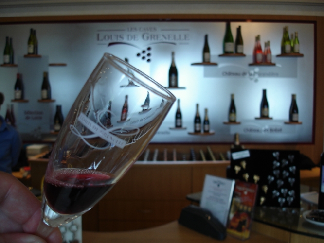  Vino en Saumur (ruĝa vino kun gaso !) 