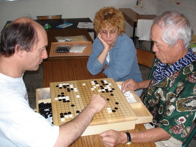  Kristian kaj Yasuo instruas Marie-France 