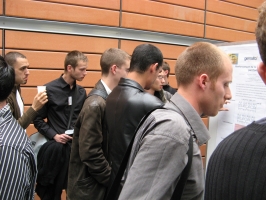 La foule devant le poster de Julien FRANCQ